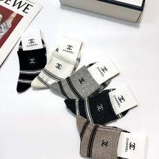 配包装 🌟【一盒5 双】 🌟Chanel 香奈儿 字母logo纯棉中筒袜 🌟重工装饰个性时尚 🌟ins爆款!专柜在售 配包装 🌟【一盒5 双】 🌟Chanel 香奈儿 字母logo纯棉中筒袜 🌟重工装饰个性时尚 🌟ins爆款!专柜在售