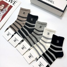 配包装 🌟【一盒5 双】 🌟Chanel 香奈儿 字母logo纯棉中筒袜 🌟重工装饰个性时尚 🌟ins爆款!专柜在售 配包装 🌟【一盒5 双】 🌟Chanel 香奈儿 字母logo纯棉中筒袜 🌟重工装饰个性时尚 🌟ins爆款!专柜在售