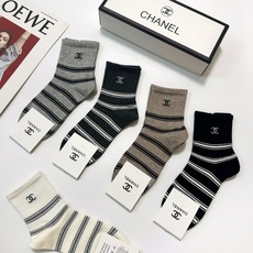 配包装 🌟【一盒5 双】 🌟Chanel 香奈儿 字母logo纯棉中筒袜 🌟重工装饰个性时尚 🌟ins爆款!专柜在售 配包装 🌟【一盒5 双】 🌟Chanel 香奈儿 字母logo纯棉中筒袜 🌟重工装饰个性时尚 🌟ins爆款!专柜在售