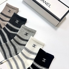 配包装 🌟【一盒5 双】 🌟Chanel 香奈儿 字母logo纯棉中筒袜 🌟重工装饰个性时尚 🌟ins爆款!专柜在售 配包装 🌟【一盒5 双】 🌟Chanel 香奈儿 字母logo纯棉中筒袜 🌟重工装饰个性时尚 🌟ins爆款!专柜在售
