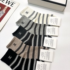 配包装 🌟【一盒5 双】 🌟Chanel 香奈儿 字母logo纯棉中筒袜 🌟重工装饰个性时尚 🌟ins爆款!专柜在售 配包装 🌟【一盒5 双】 🌟Chanel 香奈儿 字母logo纯棉中筒袜 🌟重工装饰个性时尚 🌟ins爆款!专柜在售