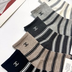配包装 🌟【一盒5 双】 🌟Chanel 香奈儿 字母logo纯棉中筒袜 🌟重工装饰个性时尚 🌟ins爆款!专柜在售 配包装 🌟【一盒5 双】 🌟Chanel 香奈儿 字母logo纯棉中筒袜 🌟重工装饰个性时尚 🌟ins爆款!专柜在售