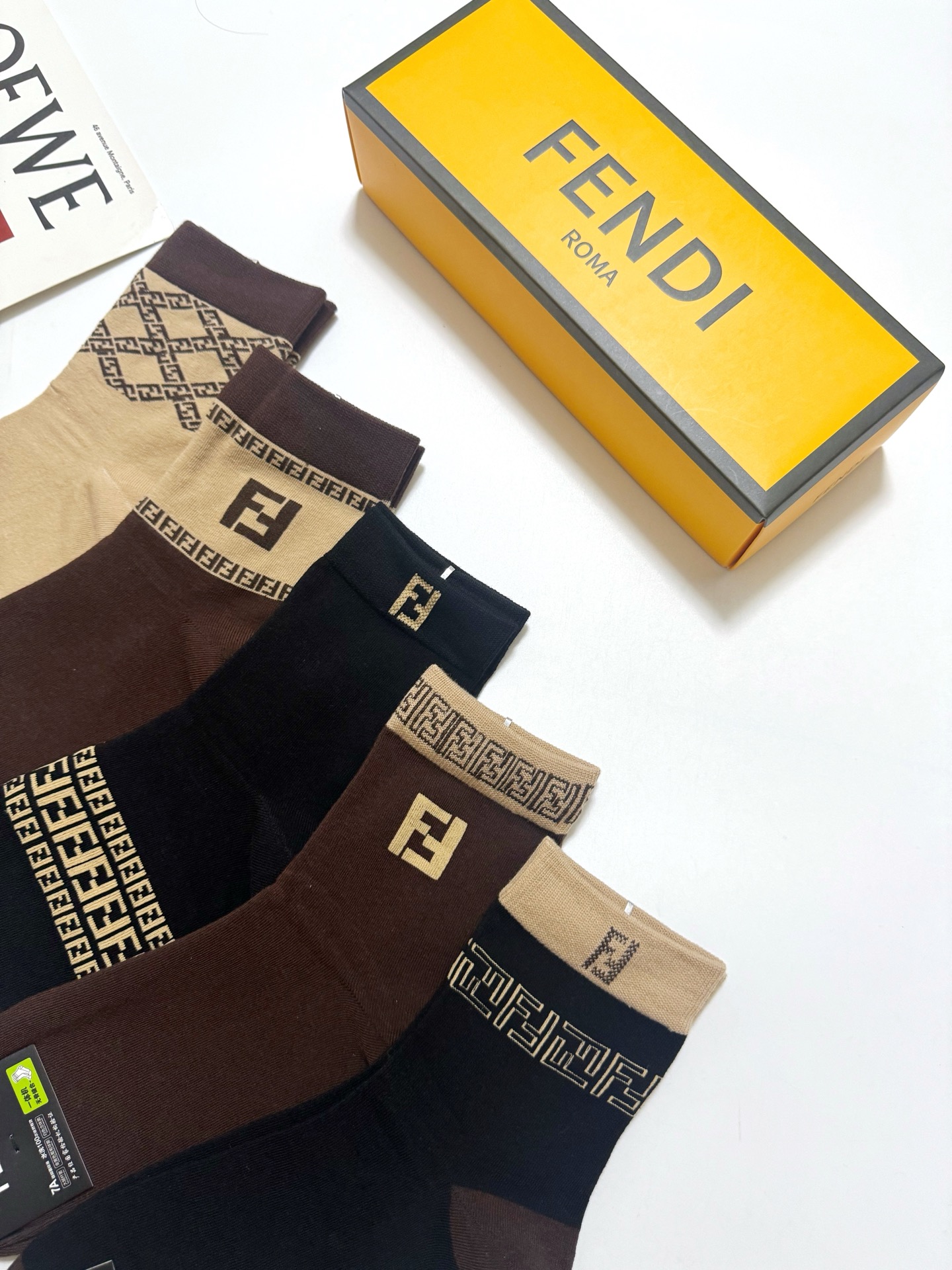 配包装 🌟【一盒5 双】  🌟Fendi 芬迪 经典字母logo 纯棉中筒袜   ，ins超火爆中筒袜 纯棉小腿袜，纯棉
