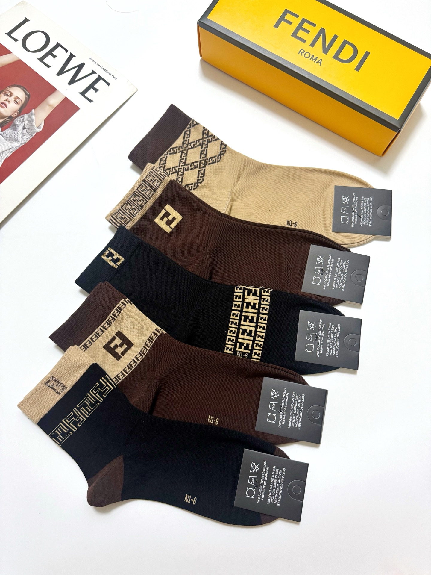 配包装 🌟【一盒5 双】  🌟Fendi 芬迪 经典字母logo 纯棉中筒袜   ，ins超火爆中筒袜 纯棉小腿袜，纯棉