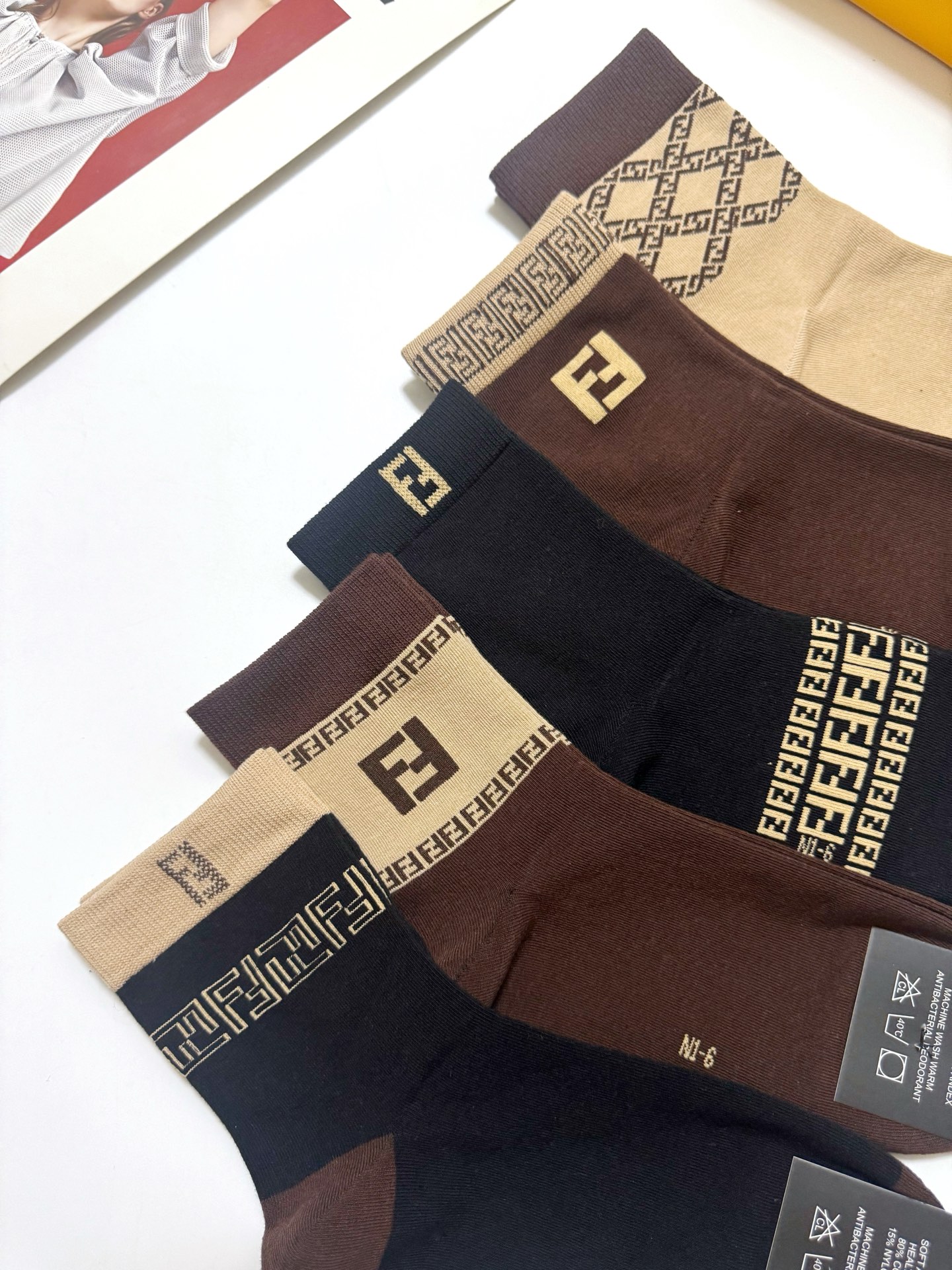配包装 🌟【一盒5 双】  🌟Fendi 芬迪 经典字母logo 纯棉中筒袜   ，ins超火爆中筒袜 纯棉小腿袜，纯棉