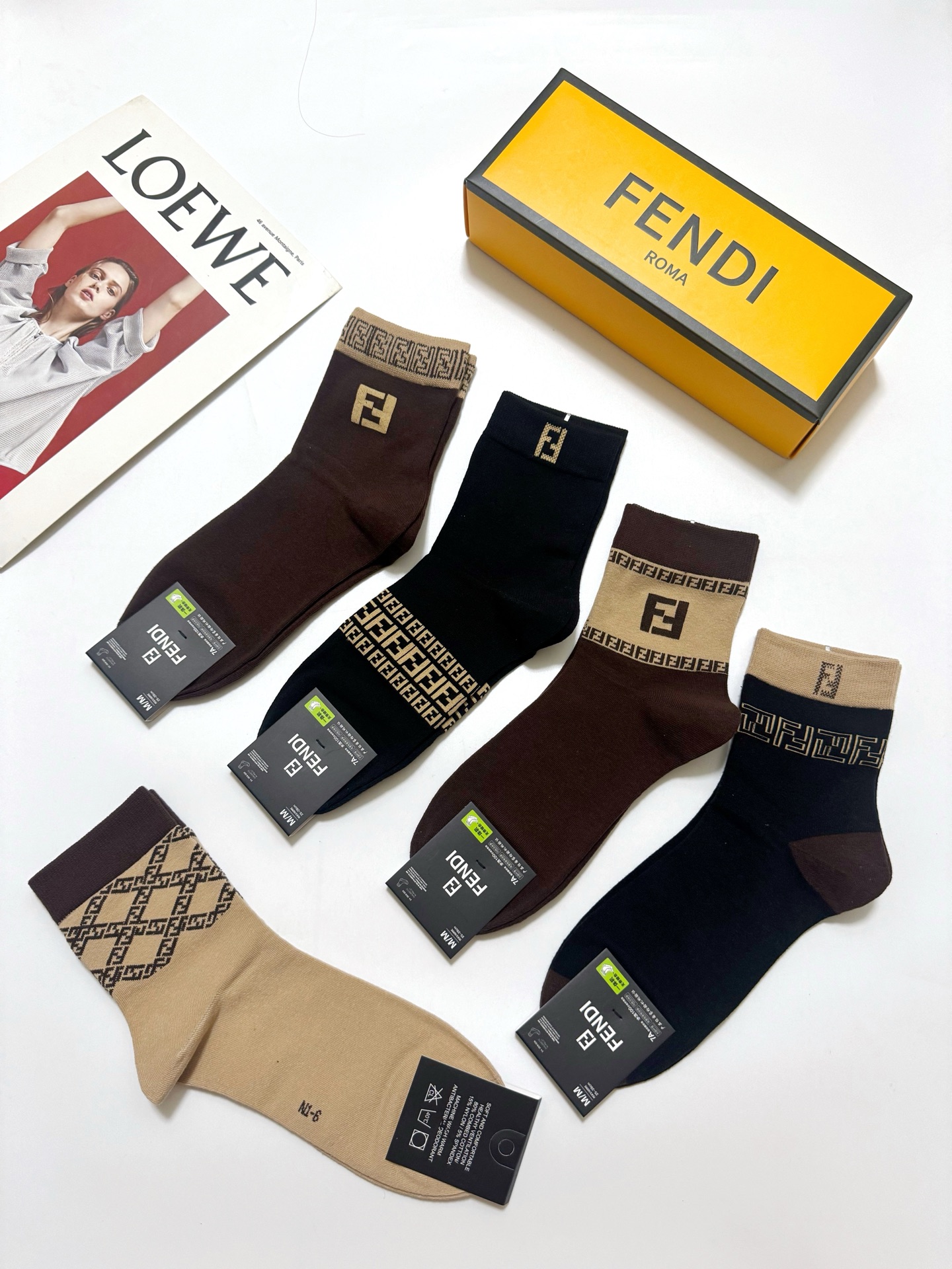 配包装 🌟【一盒5 双】  🌟Fendi 芬迪 经典字母logo 纯棉中筒袜   ，ins超火爆中筒袜 纯棉小腿袜，纯棉