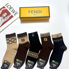 配包装 🌟【一盒5 双】 🌟Fendi 芬迪 经典字母logo 纯棉中筒袜 ,ins超火爆中筒袜 纯棉小腿袜,纯棉 配包装 🌟【一盒5 双】 🌟Fendi 芬迪 经典字母logo 纯棉中筒袜 ,ins超火爆中筒袜 纯棉小腿袜,纯棉