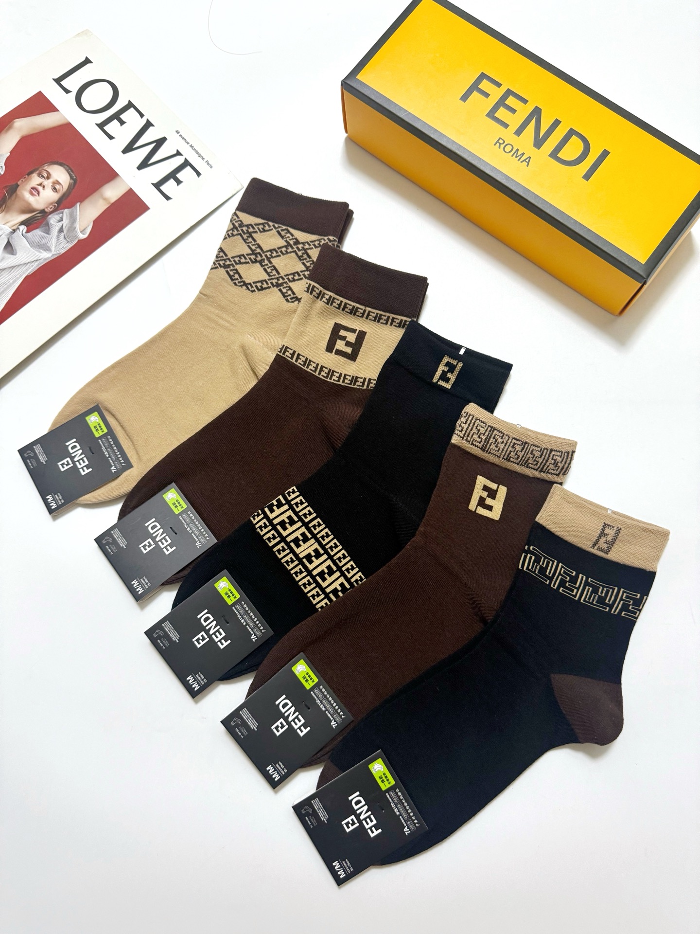 配包装 🌟【一盒5 双】  🌟Fendi 芬迪 经典字母logo 纯棉中筒袜   ，ins超火爆中筒袜 纯棉小腿袜，纯棉
