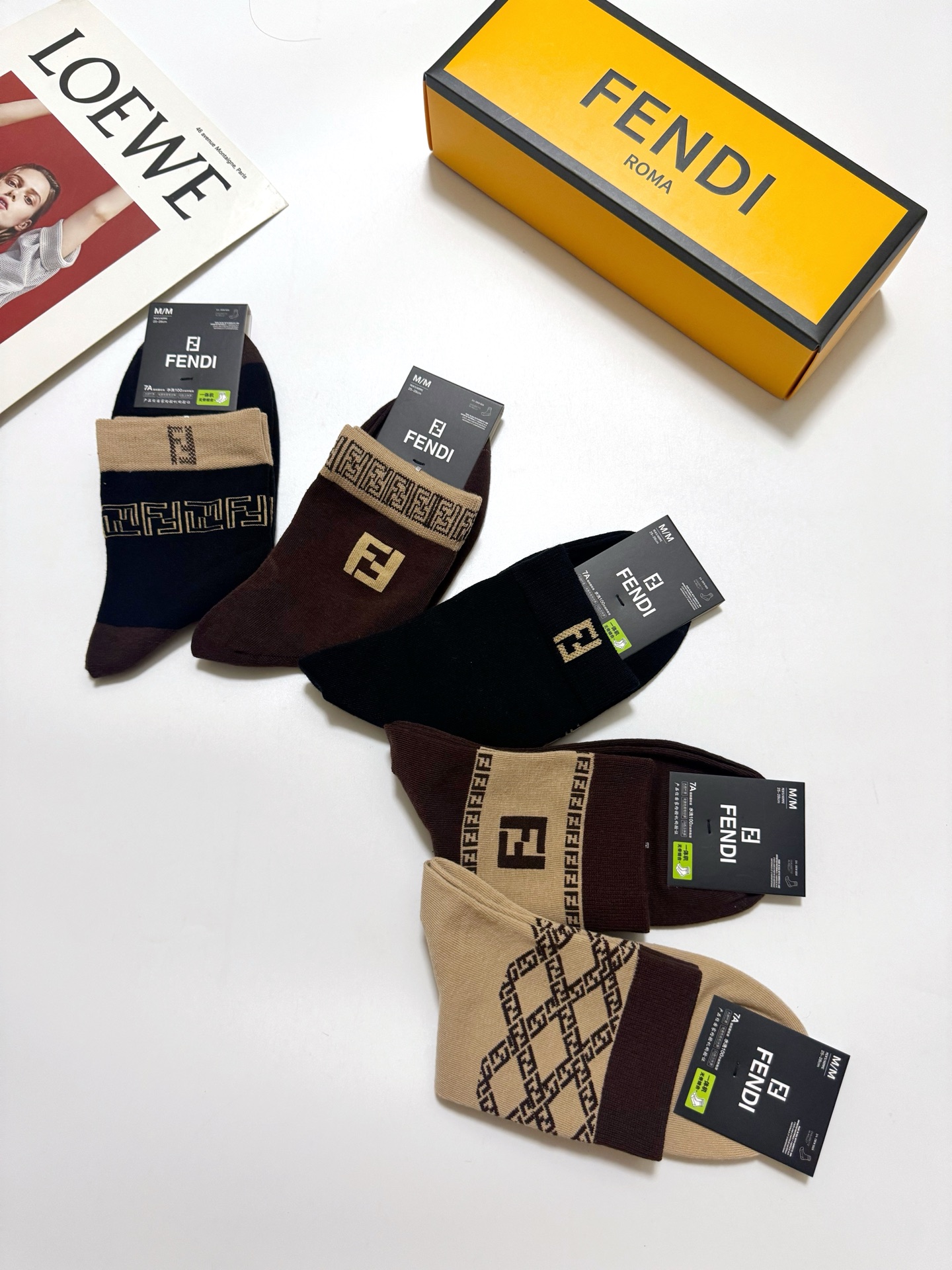 配包装 🌟【一盒5 双】  🌟Fendi 芬迪 经典字母logo 纯棉中筒袜   ，ins超火爆中筒袜 纯棉小腿袜，纯棉