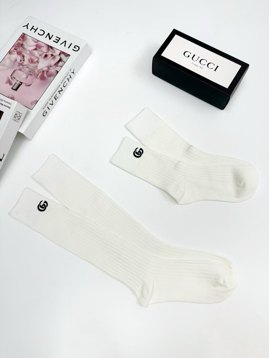 配包装 🌟【一盒2双】  🌟Gucci 古琦 经典字母logo ins超火爆小腿袜中筒袜，纯棉面料，潮人必备 ，经典个性