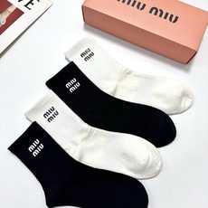 配包装 🌟【一盒4 双】 🌟缪缪 miumiu 经典字母logo纯棉中筒袜 🌟ins爆款!专柜在售ing 🌟好看到爆 配包装 🌟【一盒4 双】 🌟缪缪 miumiu 经典字母logo纯棉中筒袜 🌟ins爆款!专柜在售ing 🌟好看到爆