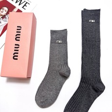配包装 🌟【一盒2双】 🌟 miumiu 缪缪 经典字母 长筒袜 短筒袜🔥双针针织材质,超完美结合,款式经典,专柜同步发 配包装 🌟【一盒2双】 🌟 miumiu 缪缪 经典字母 长筒袜 短筒袜🔥双针针织材质,超完美结合,款式经典,专柜同步发