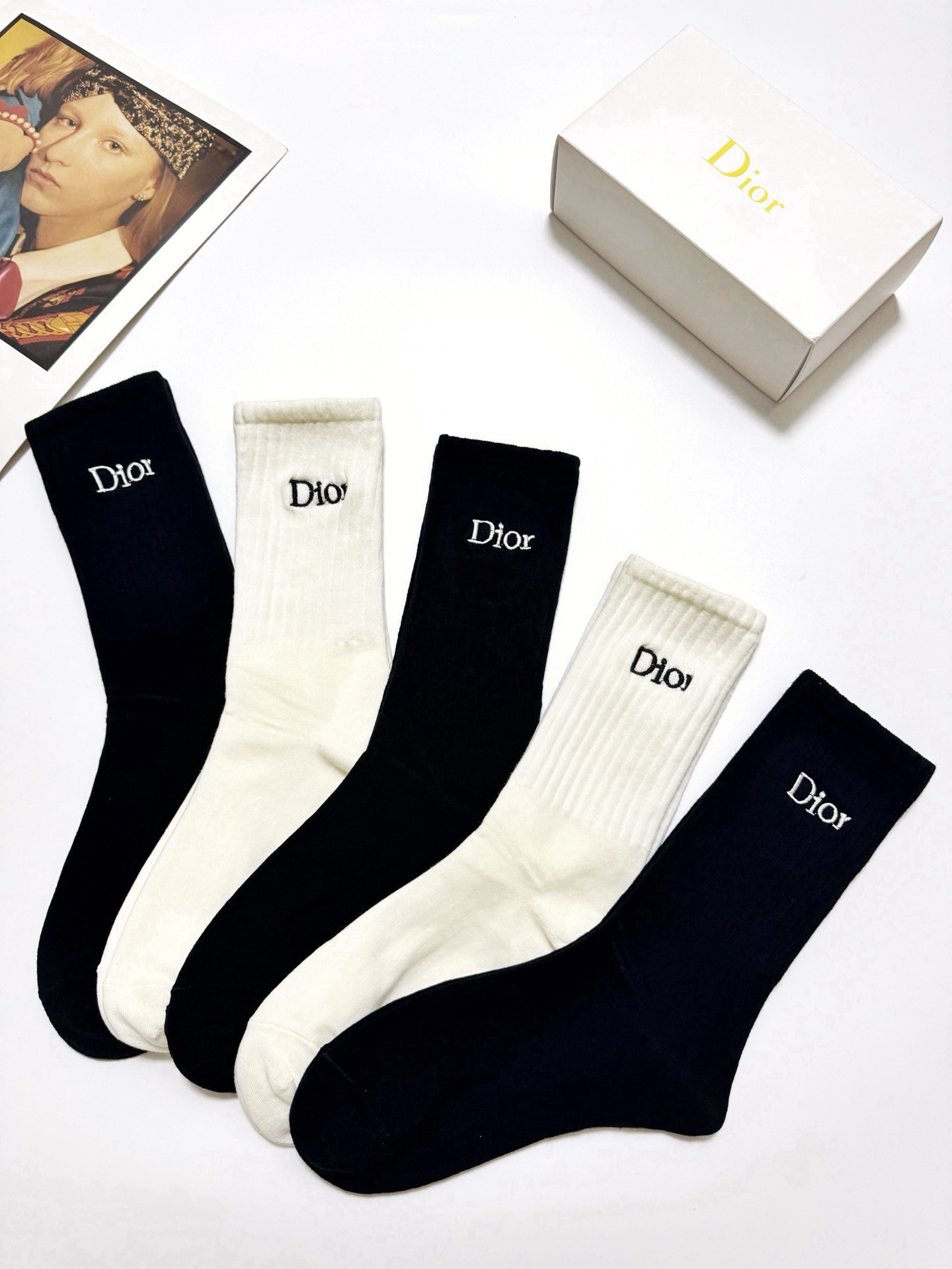 配包装 🌟【一盒5 双】  🌟Dior 迪奥 经典刺绣字母logo 纯棉中筒袜   ，ins超火爆小腿袜，纯棉面料，潮人