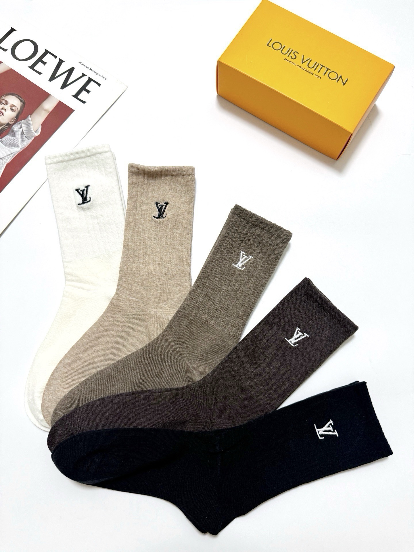 配包装 🌟【一盒5 双】  🌟LV 路易威登 经典刺绣字母logo 纯棉中筒袜   ，ins超火爆小腿袜，纯棉面料，潮人