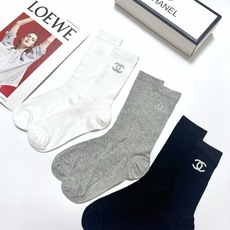 配包装 🌟【一盒3双】 🌟Chanel 香奈儿 经典字母logo 透气纯棉薄款中筒袜 ,重工配饰,ins超火爆红人同款 配包装 🌟【一盒3双】 🌟Chanel 香奈儿 经典字母logo 透气纯棉薄款中筒袜 ,重工配饰,ins超火爆红人同款