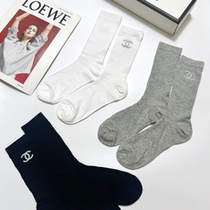 配包装 🌟【一盒3双】 🌟Chanel 香奈儿 经典字母logo 透气纯棉薄款中筒袜 ,重工配饰,ins超火爆红人同款 配包装 🌟【一盒3双】 🌟Chanel 香奈儿 经典字母logo 透气纯棉薄款中筒袜 ,重工配饰,ins超火爆红人同款