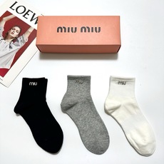 配包装 🌟【一盒3双】 🌟缪缪 miumiu 经典字母 logo纯棉 短筒袜 !超级软糯亲肤! 🌟ins爆款!专柜在售 配包装 🌟【一盒3双】 🌟缪缪 miumiu 经典字母 logo纯棉 短筒袜 !超级软糯亲肤! 🌟ins爆款!专柜在售