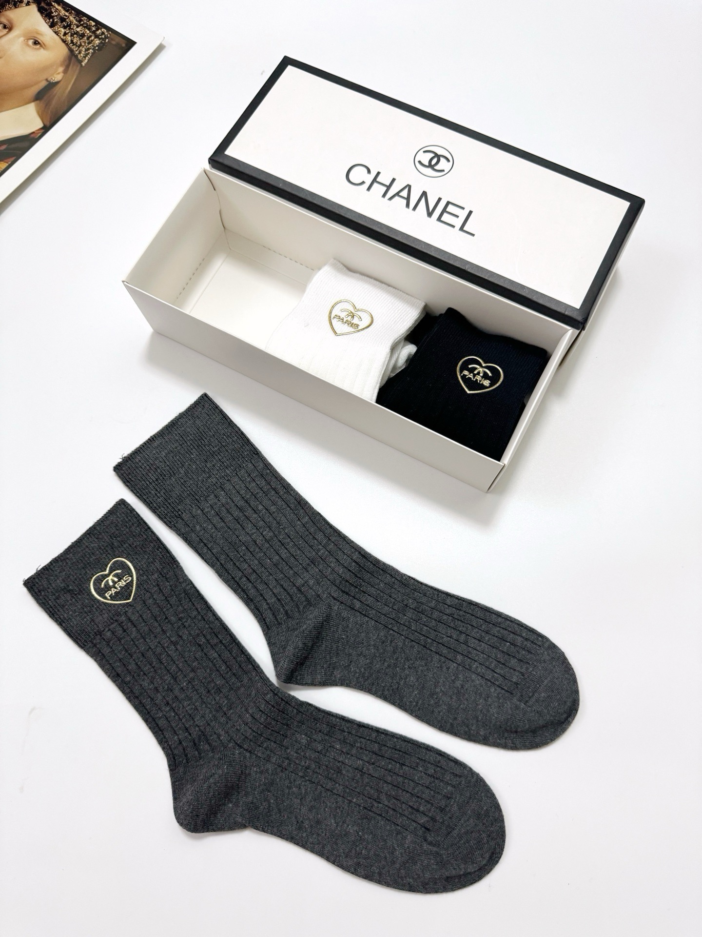 配包装 🌟【一盒3 双】 🌟Chanel 香奈儿 经典字母logo 纯棉中筒袜  🌟ins爆款！专柜在售ing 🌟好看到