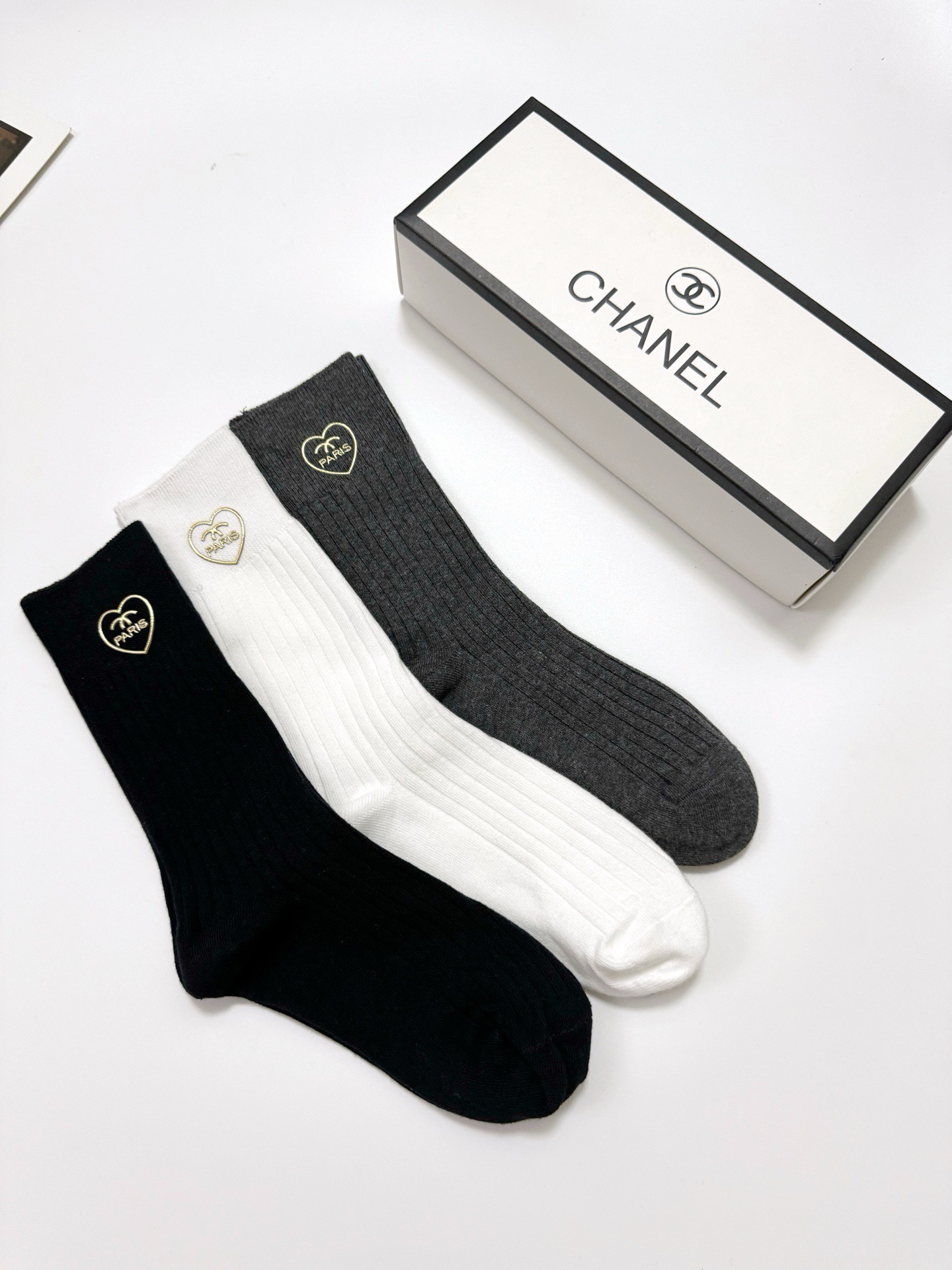 配包装 🌟【一盒3 双】 🌟Chanel 香奈儿 经典字母logo 纯棉中筒袜  🌟ins爆款！专柜在售ing 🌟好看到