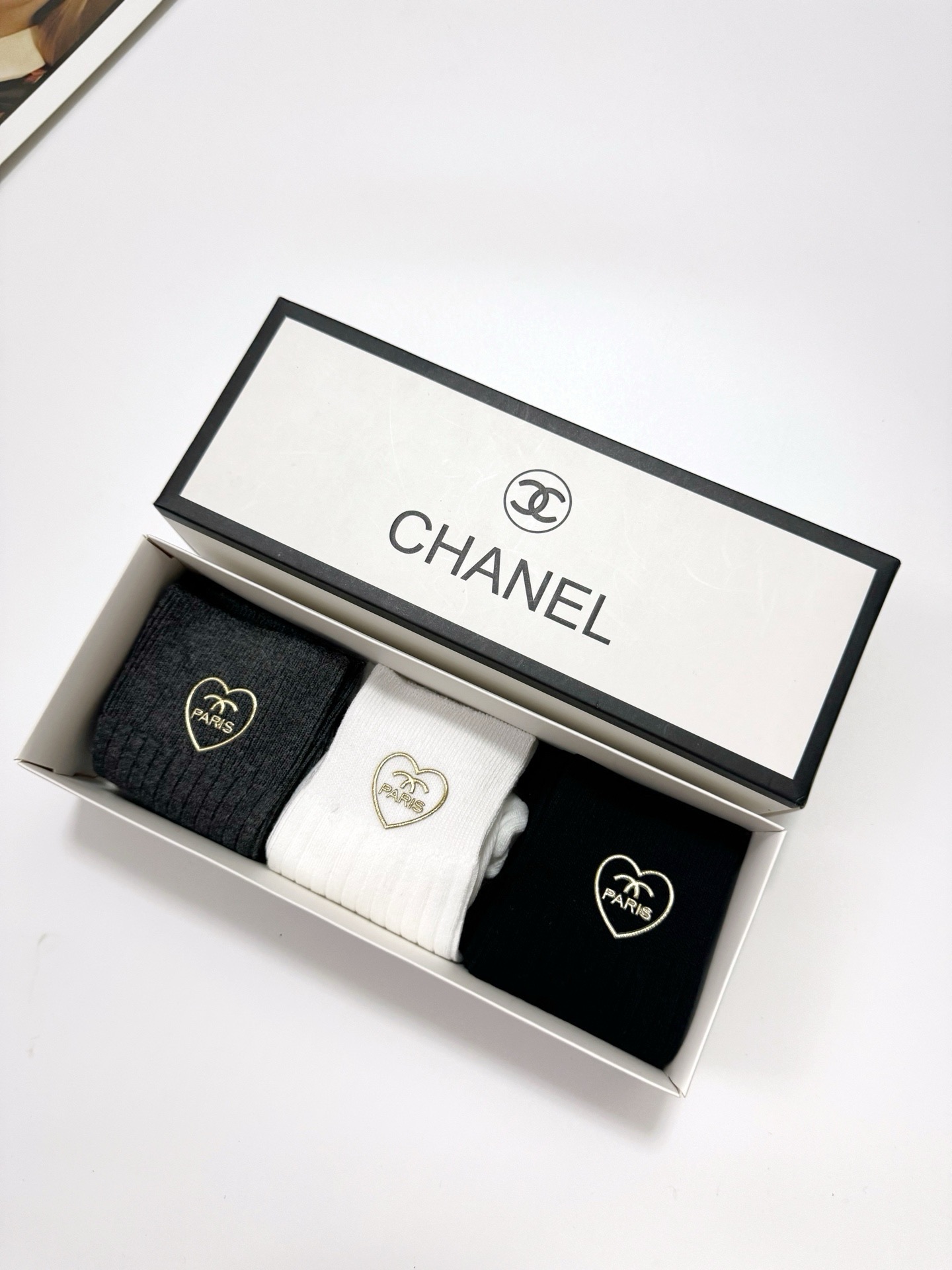 配包装 🌟【一盒3 双】 🌟Chanel 香奈儿 经典字母logo 纯棉中筒袜  🌟ins爆款！专柜在售ing 🌟好看到