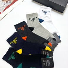 配包装 🌟【一盒5 双】男士福利款 🌟Prada 普拉达 字母logo纯棉中筒袜 🌟重工装饰个性时尚 🌟ins爆款! 配包装 🌟【一盒5 双】男士福利款 🌟Prada 普拉达 字母logo纯棉中筒袜 🌟重工装饰个性时尚 🌟ins爆款!