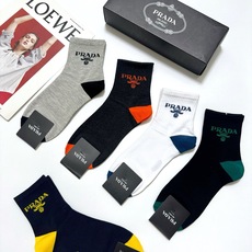 配包装 🌟【一盒5 双】男士福利款 🌟Prada 普拉达 字母logo纯棉中筒袜 🌟重工装饰个性时尚 🌟ins爆款! 配包装 🌟【一盒5 双】男士福利款 🌟Prada 普拉达 字母logo纯棉中筒袜 🌟重工装饰个性时尚 🌟ins爆款!