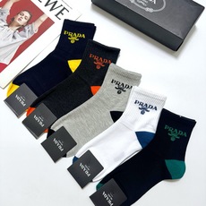 配包装 🌟【一盒5 双】男士福利款 🌟Prada 普拉达 字母logo纯棉中筒袜 🌟重工装饰个性时尚 🌟ins爆款! 配包装 🌟【一盒5 双】男士福利款 🌟Prada 普拉达 字母logo纯棉中筒袜 🌟重工装饰个性时尚 🌟ins爆款!