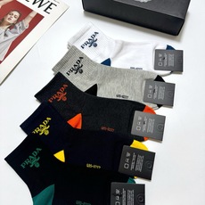 配包装 🌟【一盒5 双】男士福利款 🌟Prada 普拉达 字母logo纯棉中筒袜 🌟重工装饰个性时尚 🌟ins爆款! 配包装 🌟【一盒5 双】男士福利款 🌟Prada 普拉达 字母logo纯棉中筒袜 🌟重工装饰个性时尚 🌟ins爆款!