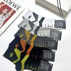配包装 🌟【一盒5 双】男士福利款 🌟alo 阿洛 字母logo纯棉中筒袜 🌟重工装饰个性时尚 🌟ins爆款!专柜在 配包装 🌟【一盒5 双】男士福利款 🌟alo 阿洛 字母logo纯棉中筒袜 🌟重工装饰个性时尚 🌟ins爆款!专柜在