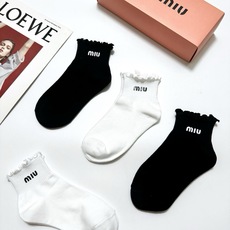 配包装 🌟【一盒4双】 🌟缪缪 miumiu 经典字母logo 纯棉短筒袜 经典纯色短袜 🌟ins爆款!专柜在售ing 配包装 🌟【一盒4双】 🌟缪缪 miumiu 经典字母logo 纯棉短筒袜 经典纯色短袜 🌟ins爆款!专柜在售ing