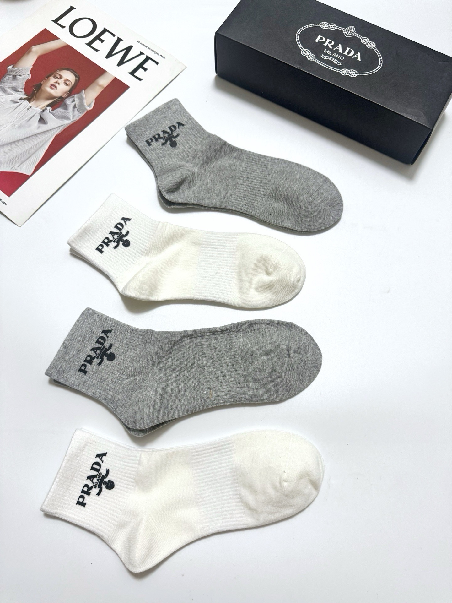 配包装 🌟【一盒4双】 🌟Prada 普拉达 经典纯色 字母logo 纯棉中筒袜  🌟ins爆款！专柜在售ing 🌟原单