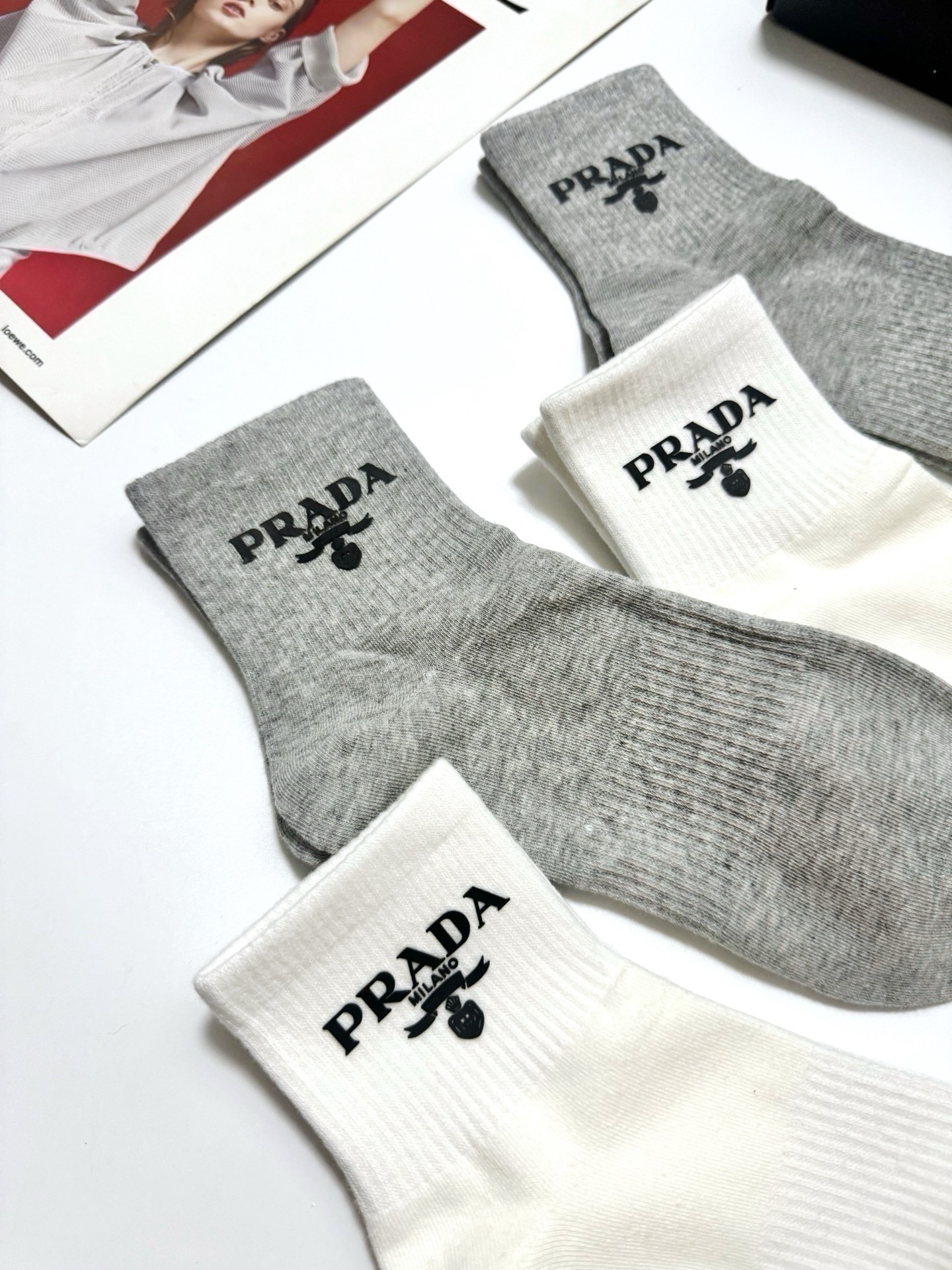 配包装 🌟【一盒4双】 🌟Prada 普拉达 经典纯色 字母logo 纯棉中筒袜  🌟ins爆款！专柜在售ing 🌟原单