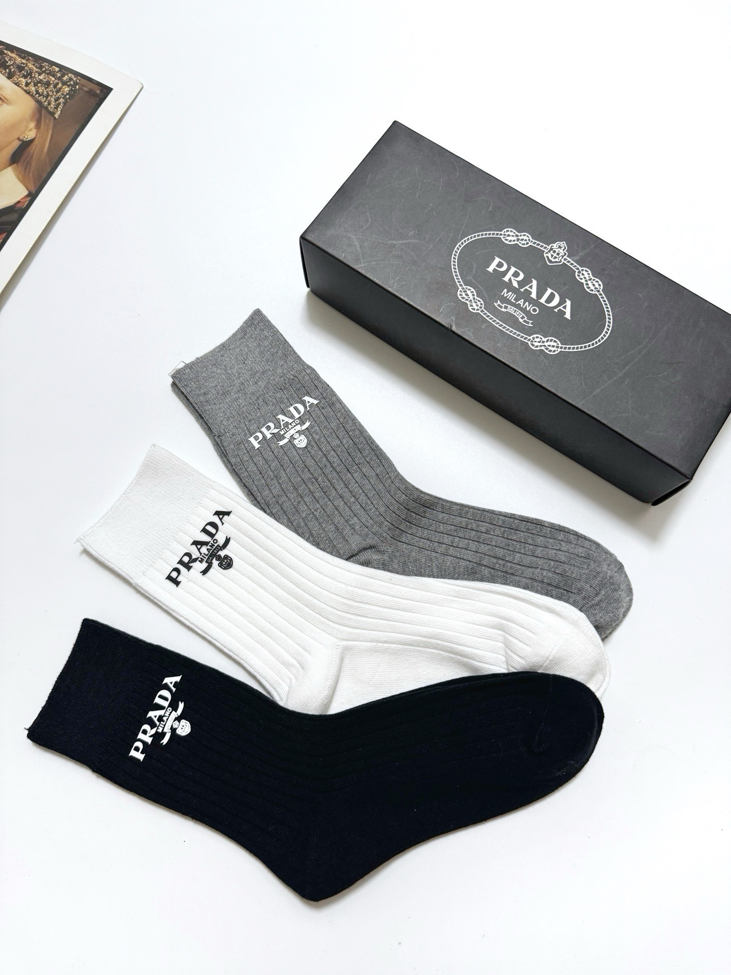 配包装 🌟【一盒3 双】 🌟 Prada 经典字母logo纯棉 中筒袜   🌟经典配色个性时尚 🌟ins爆款！专柜在售i
