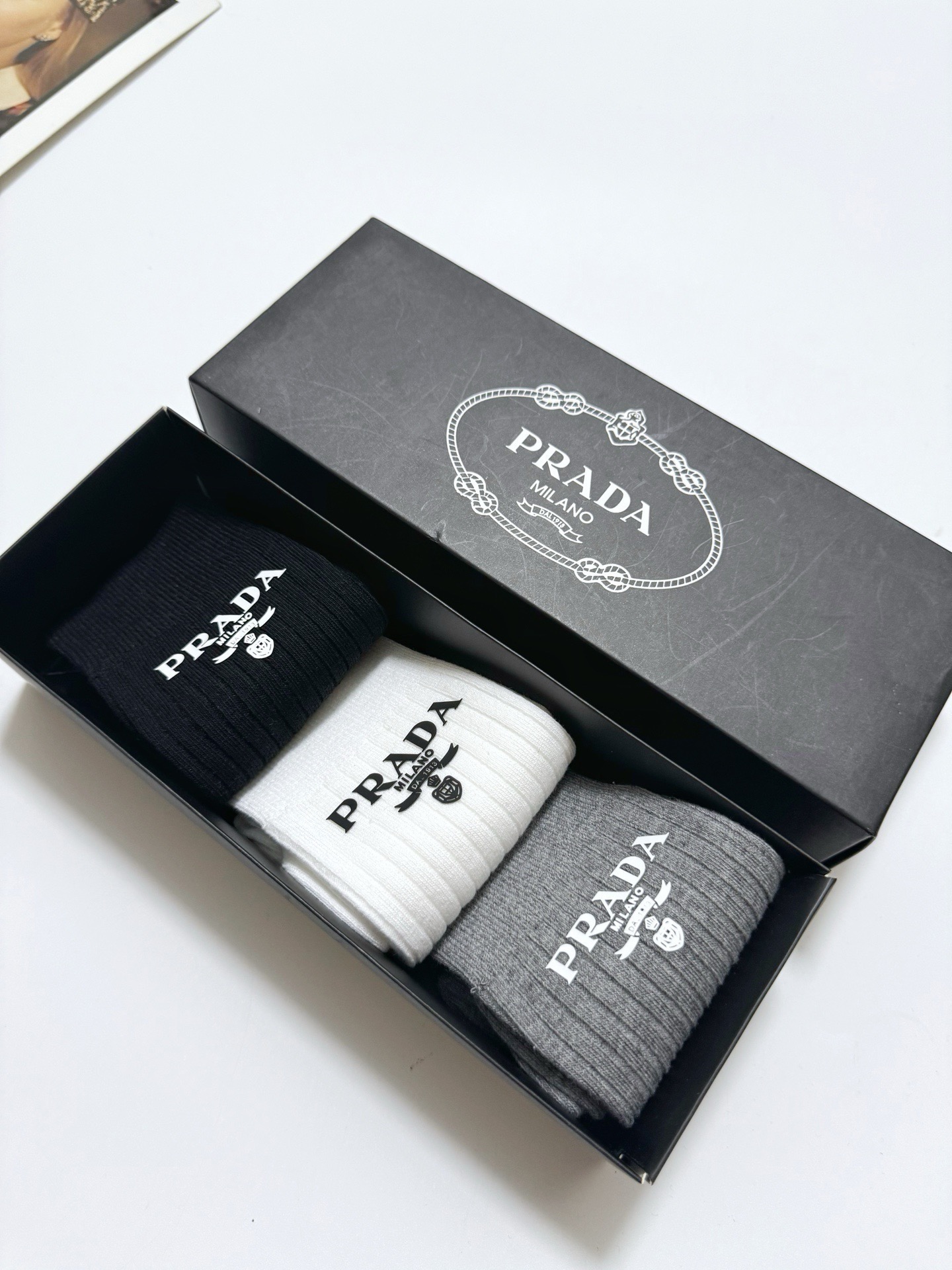 配包装 🌟【一盒3 双】 🌟 Prada 经典字母logo纯棉 中筒袜   🌟经典配色个性时尚 🌟ins爆款！专柜在售i