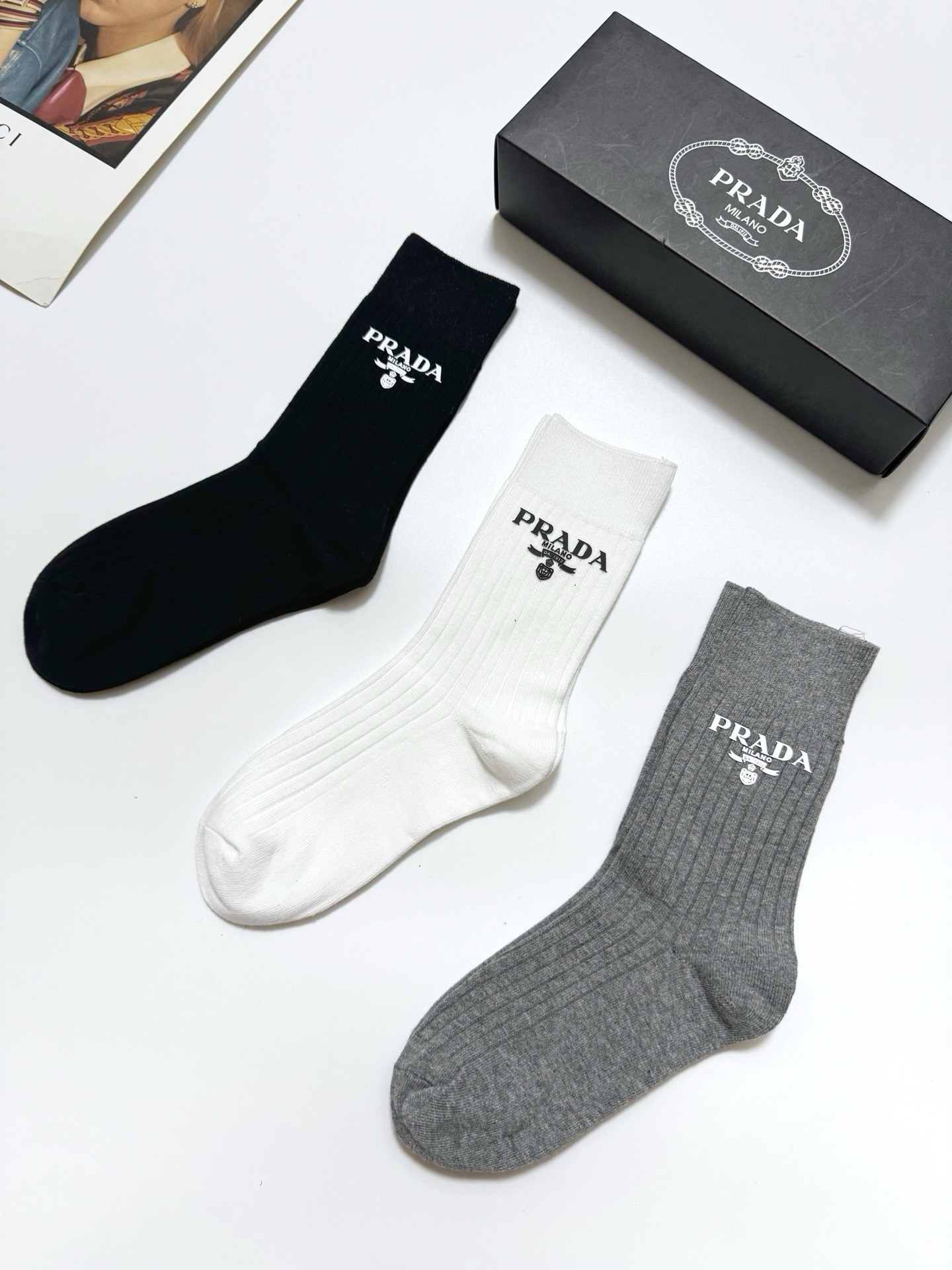 配包装 🌟【一盒3 双】 🌟 Prada 经典字母logo纯棉 中筒袜   🌟经典配色个性时尚 🌟ins爆款！专柜在售i