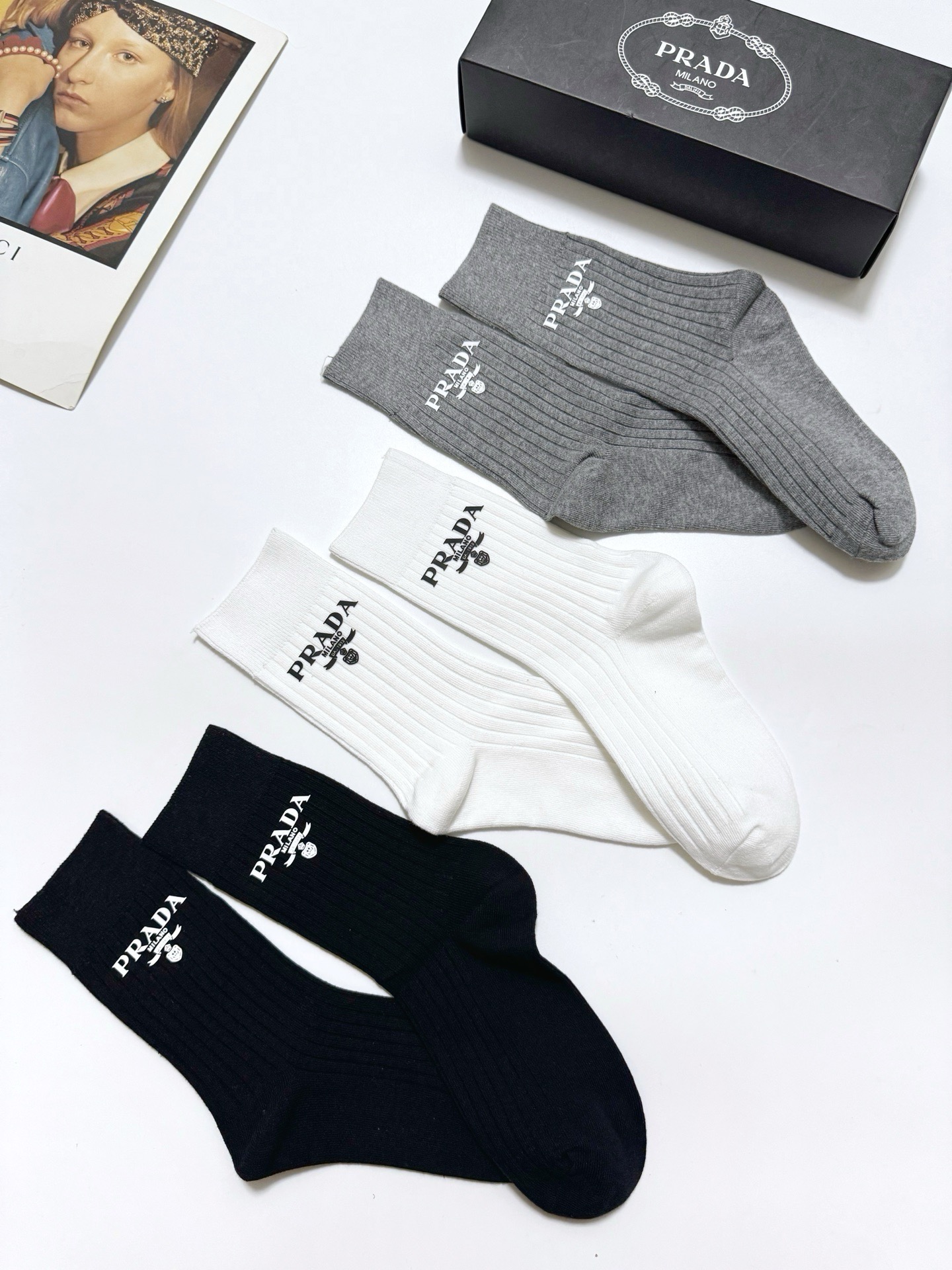 配包装 🌟【一盒3 双】 🌟 Prada 经典字母logo纯棉 中筒袜   🌟经典配色个性时尚 🌟ins爆款！专柜在售i