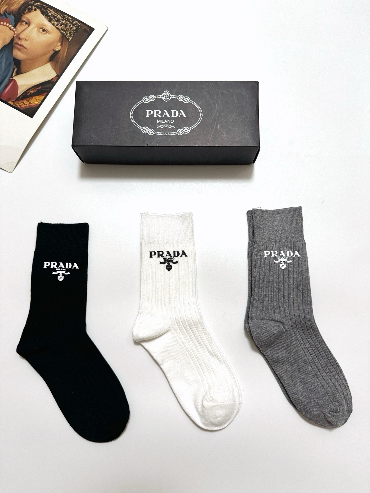 配包装 🌟【一盒3 双】 🌟 Prada 经典字母logo纯棉 中筒袜   🌟经典配色个性时尚 🌟ins爆款！专柜在售i
