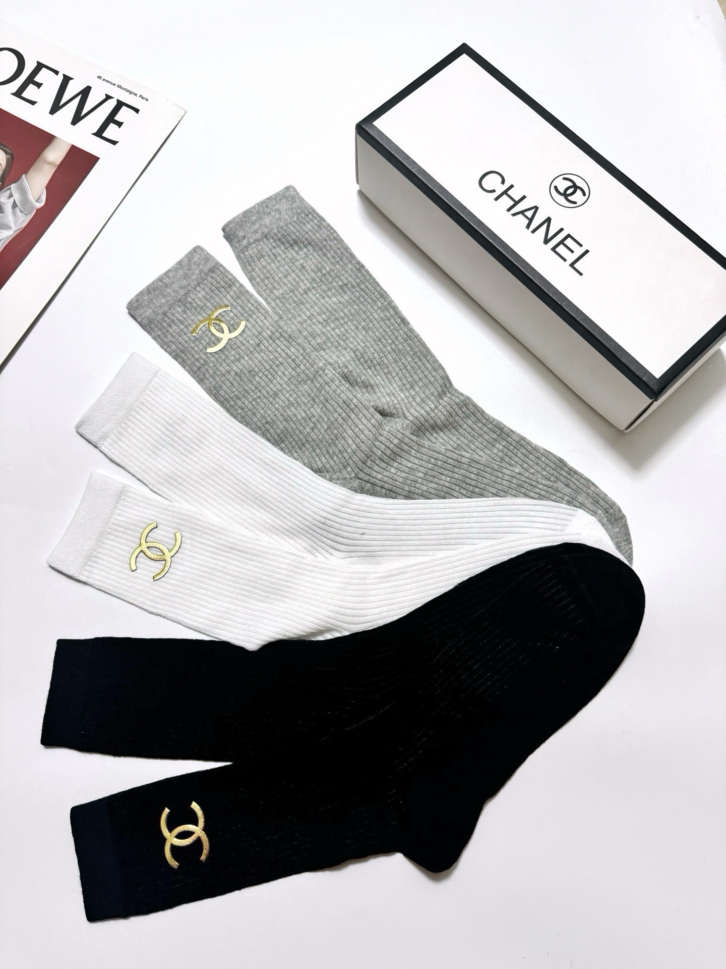 配包装 🌟【一盒3 双】  🌟Chanel 香奈儿 经典字母logo 超薄透气中筒袜 ，ins超火爆空调袜，潮人必备 ，