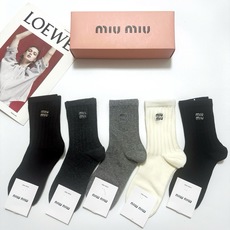 配包装 🌟【一盒5 双】 🌟miumiu 缪缪 经典刺绣字母logo 纯棉中筒袜 ,ins超火爆小腿袜,纯棉面料, 配包装 🌟【一盒5 双】 🌟miumiu 缪缪 经典刺绣字母logo 纯棉中筒袜 ,ins超火爆小腿袜,纯棉面料,