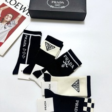 配包装 🌟【一盒5 双】 🌟Prada 普拉达 字母logo纯棉中筒袜 🌟重工装饰个性时尚 🌟ins爆款!专柜在售i 配包装 🌟【一盒5 双】 🌟Prada 普拉达 字母logo纯棉中筒袜 🌟重工装饰个性时尚 🌟ins爆款!专柜在售i
