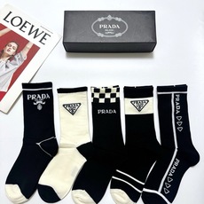 配包装 🌟【一盒5 双】 🌟Prada 普拉达 字母logo纯棉中筒袜 🌟重工装饰个性时尚 🌟ins爆款!专柜在售i 配包装 🌟【一盒5 双】 🌟Prada 普拉达 字母logo纯棉中筒袜 🌟重工装饰个性时尚 🌟ins爆款!专柜在售i