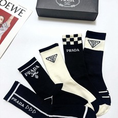配包装 🌟【一盒5 双】 🌟Prada 普拉达 字母logo纯棉中筒袜 🌟重工装饰个性时尚 🌟ins爆款!专柜在售i 配包装 🌟【一盒5 双】 🌟Prada 普拉达 字母logo纯棉中筒袜 🌟重工装饰个性时尚 🌟ins爆款!专柜在售i