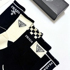 配包装 🌟【一盒5 双】 🌟Prada 普拉达 字母logo纯棉中筒袜 🌟重工装饰个性时尚 🌟ins爆款!专柜在售i 配包装 🌟【一盒5 双】 🌟Prada 普拉达 字母logo纯棉中筒袜 🌟重工装饰个性时尚 🌟ins爆款!专柜在售i