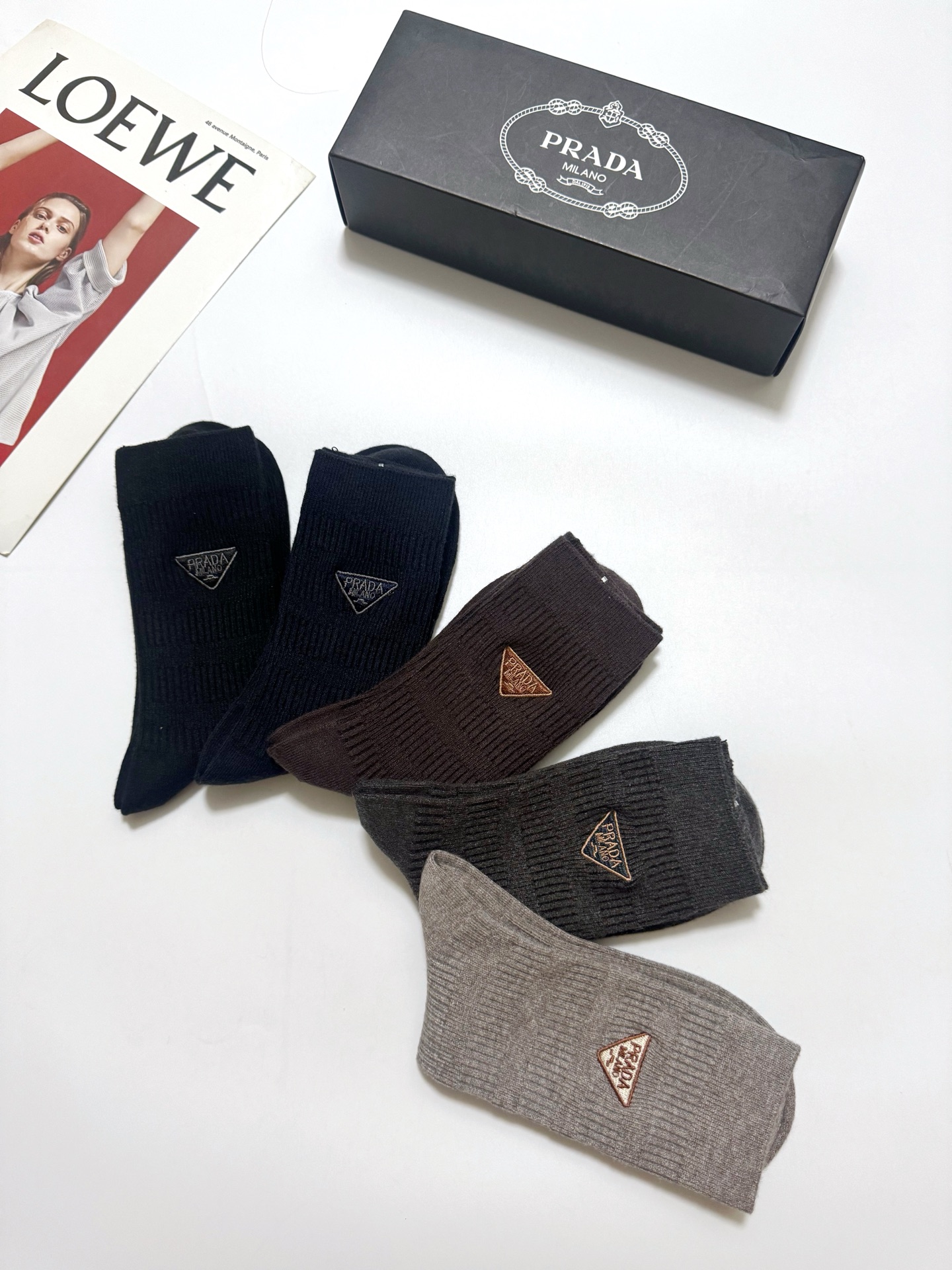 配包装 🌟【一盒5 双】  🌟LV 路易威登 经典刺绣字母logo 羊绒混纺中筒袜   ，软糯亲肤，ins超火爆配色 ，