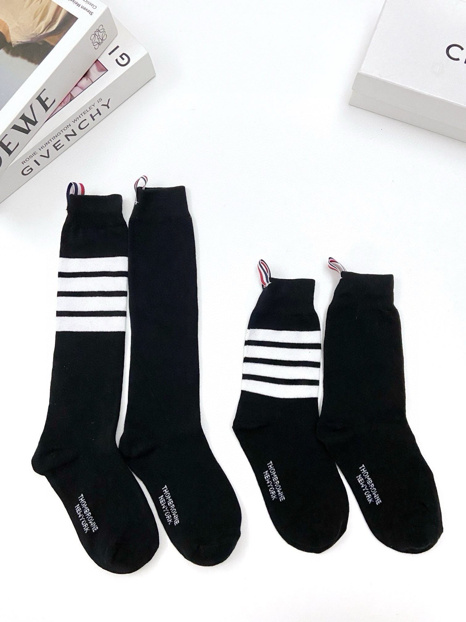 配原版盒 🌟【一盒2 双】 🌟THOM BROWNE · 桑姆 布朗尼❗ 🌟超级爆款！网红小腿袜，中筒袜+长筒袜，经典爆