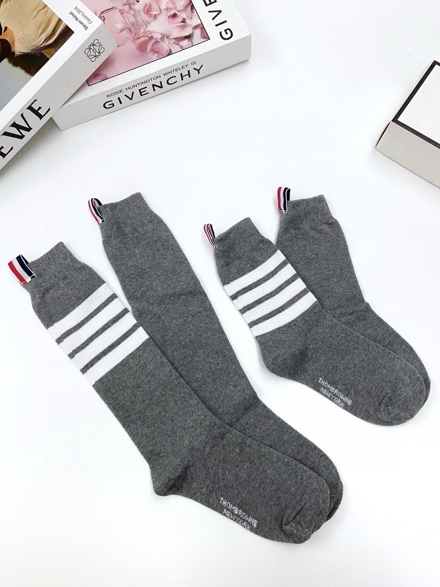 配原版盒 🌟【一盒2 双】 🌟THOM BROWNE · 桑姆 布朗尼❗ 🌟超级爆款！网红小腿袜，中筒袜+长筒袜，经典爆