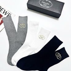 配包装 🌟【一盒3 双】 🌟 Prada 经典字母logo纯棉 中筒袜 🌟经典配色个性时尚 🌟ins爆款!专柜在售i 配包装 🌟【一盒3 双】 🌟 Prada 经典字母logo纯棉 中筒袜 🌟经典配色个性时尚 🌟ins爆款!专柜在售i