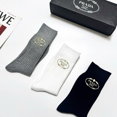 配包装 🌟【一盒3 双】 🌟 Prada 经典字母logo纯棉 中筒袜 🌟经典配色个性时尚 🌟ins爆款!专柜在售i 配包装 🌟【一盒3 双】 🌟 Prada 经典字母logo纯棉 中筒袜 🌟经典配色个性时尚 🌟ins爆款!专柜在售i