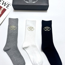 配包装 🌟【一盒3 双】 🌟 Prada 经典字母logo纯棉 中筒袜 🌟经典配色个性时尚 🌟ins爆款!专柜在售i 配包装 🌟【一盒3 双】 🌟 Prada 经典字母logo纯棉 中筒袜 🌟经典配色个性时尚 🌟ins爆款!专柜在售i