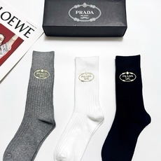 配包装 🌟【一盒3 双】 🌟 Prada 经典字母logo纯棉 中筒袜 🌟经典配色个性时尚 🌟ins爆款!专柜在售i 配包装 🌟【一盒3 双】 🌟 Prada 经典字母logo纯棉 中筒袜 🌟经典配色个性时尚 🌟ins爆款!专柜在售i